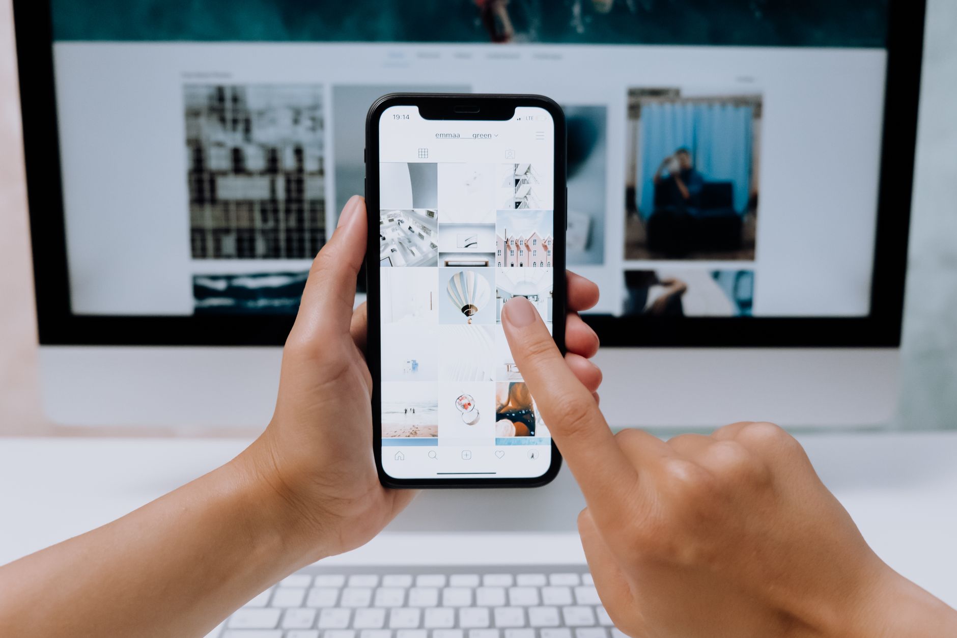 スマートフォンでサイトを見ている様子